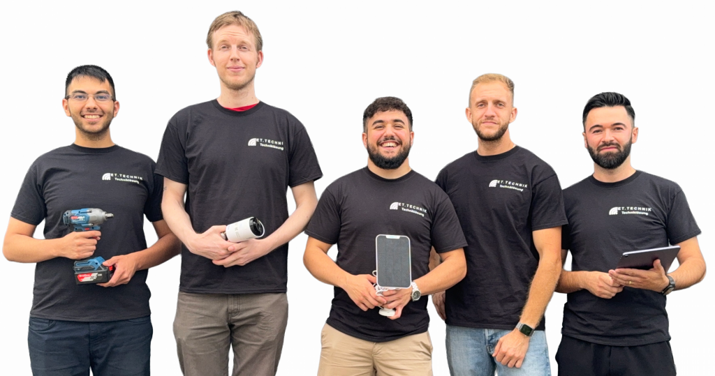 Gruppe von Technikern mit Werkzeug und Geräten für Sicherheitsinstallationen