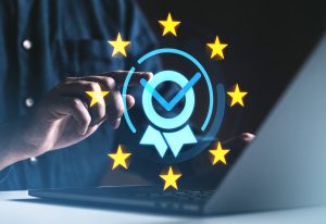 Hand zeigt auf ein DSGVO Compliance Symbol mit EU Sternen zur Darstellung datenschutzkonformer Videoüberwachung